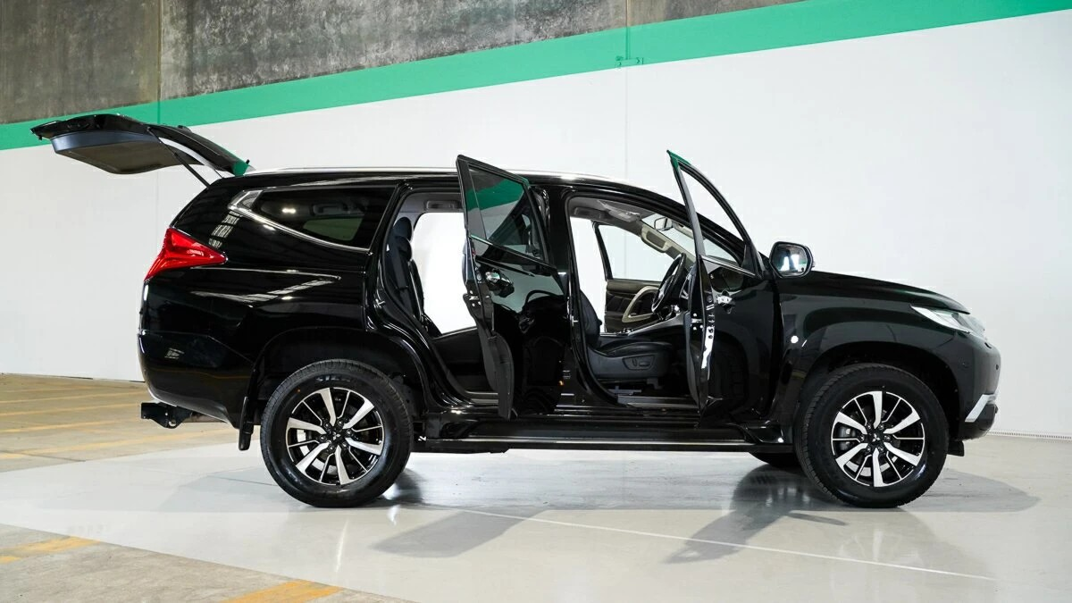 2016 Mitsubishi Pajero Sport EXCEED Used 51,047km Auto Diesel - Image 2